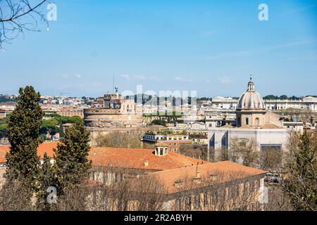 Rom, Italien, März 2023 Panoramischer Blick vom Gianicolo Hügel auf das historische Zentrum der Ewigen Stadt im Sonnenlicht Stockfoto