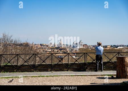 Rom, Italien, März 2023 Rom, Italien, Mai 2023 Panoramischer Blick vom Gianicolo Hügel auf das historische Zentrum der Ewigen Stadt im Sonnenlicht, ei Stockfoto