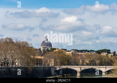 Rom, Italien, März 2023 Blick von der Ponte Sisto über den Tiber mit der Kuppel des Petersdoms im Hintergund die Ponte Giuseppe Mazzini und der Peters Stockfoto