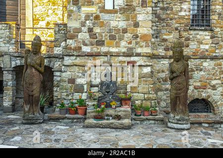 Votigno di Canossa, ein mittelalterliches Dorf mit der Casa del Tibet im Inneren, einem buddhistischen Tempel, der vom Dalai Lama eingeweiht wurde. Emilia Romagna Stockfoto