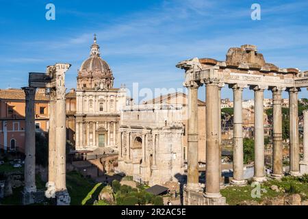 Rom, Italien, März 2023 Blick vom Capitolshügel hinter dem Rathaus auf das Gelände und die Ruinen des Forum Romanum dem Machtzentrum des römischen Rei Stockfoto