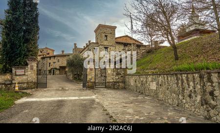 Votigno di Canossa, ein mittelalterliches Dorf mit der Casa del Tibet im Inneren, einem buddhistischen Tempel, der vom Dalai Lama eingeweiht wurde. Emilia Romagna Stockfoto