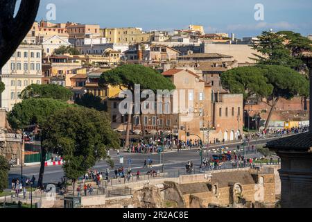 Rom, Italien, März 2023 Blick vom Capitolshügel auf die Straße Via dei Fori Imperiali in Richtung Colosseum Stockfoto