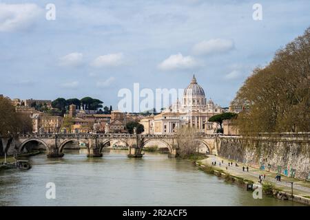 Rom, Italien, März 2023 Blick über den Tiber von der Ponte Umberto i auf dien Vatikan mit dem Petersdom und den Gebäuden der Päpstlichen Universität Stockfoto