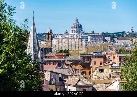 Rom, Italien, März 2023 Blick über die Stadt zum Vatikan mit Petersdom und deren Kuppel Stockfoto