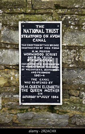 Metalltafel an der Wand des Stratford-upon-Avon-Kanals, die die Bauarbeiten von Insassen der Wormwood Scrubs und des Birmingham-Gefängnisses beschreibt. England Großbritannien Stockfoto