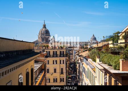 Rom, Italien, März 2023 Blick von der Piazza Trinita dei Monti au die Dachterrassen entlang der Via della Croce im Hintergrund die Kuppen mom Pete Stockfoto