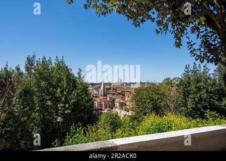 Rom, Italien, März 2023 Blick vom Pincio Hügel über die Stadt zum Vatikan mit der Kuppel des Petersdoms Stockfoto