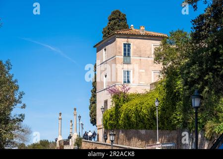 Rom, Italien, März 2023 Blick auf eine Villa auf dem Pincio Hügel, Spaiergänger gehen vorbei Stockfoto