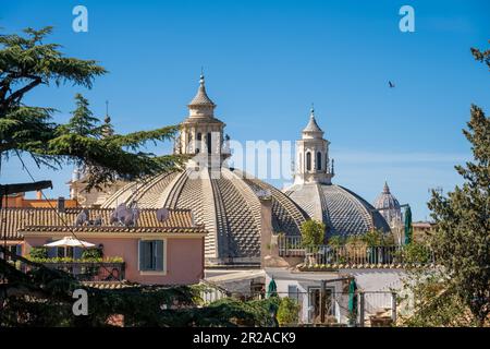 Rom, Italien, März 2023 Blick von der Viale delle Trinita dei Monti auf Dachterrassen und einige Kirchenkuppeln in der Nähe Stockfoto