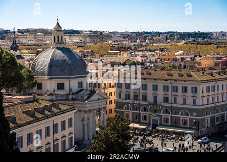 Rom, Italien, März 2023 Blick von der Terazza del Pincio auf die Stadt und den Vatikan mit Petersdom Stockfoto