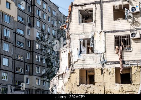 Dnipro, Ukraine. 14. Mai 2023. Ein Wohnhaus in Dnipro, Ukraine, das bei einem Luftangriff des russischen Militärs im aktuellen russisch-ukrainischen Krieg zerstört wurde. Kredit: SOPA Images Limited/Alamy Live News Stockfoto