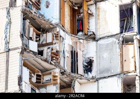 Dnipro, Ukraine. 14. Mai 2023. Ein Wohnhaus in Dnipro, Ukraine, das bei einem Luftangriff des russischen Militärs im aktuellen russisch-ukrainischen Krieg zerstört wurde. Kredit: SOPA Images Limited/Alamy Live News Stockfoto