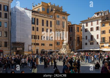 Rom, Italien, März 2023 die Piazza della Rotonda am Pantheon mit der Fontana del Pantheon, und dem Obelisken Stockfoto