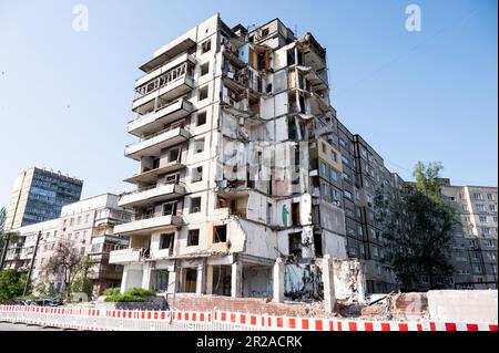 Dnipro, Ukraine. 14. Mai 2023. Ein Wohnhaus in Dnipro, Ukraine, das bei einem Luftangriff des russischen Militärs im aktuellen russisch-ukrainischen Krieg zerstört wurde. Kredit: SOPA Images Limited/Alamy Live News Stockfoto