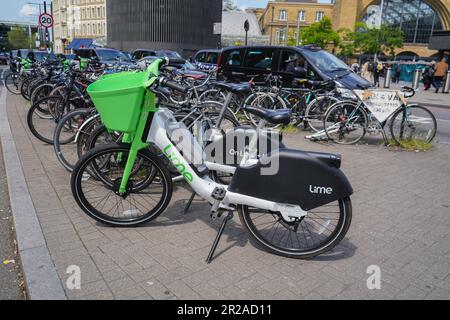 London UK. 18. Mai 2023 Lime E-Leihfahrräder. Der Westminster council hat damit begonnen, angedocklose Leihfahrräder zu entfernen, die auf Gehwegen und Straßen blockiert wurden. Ausgewiesene E-Bike-Parkplätze werden im West End installiert. Kredit: amer Ghazzal/Alamy Live News Stockfoto