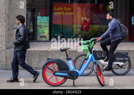 London UK. Am 18. Mai 2023 hat der Westminster council damit begonnen, gemietete Fahrräder ohne Hafen zu entfernen, die auf Gehwegen und Straßen blockiert wurden. Ausgewiesene E-Bike-Parkplätze werden im West End installiert. Kredit: amer Ghazzal/Alamy Live News Stockfoto