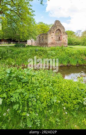 Die Ruinen der normannischen Kapelle aus dem 12. Jahrhundert neben dem Graben des Lower Brockhampton Manor House in der Nähe von Bromyard, Herefordshire, England Stockfoto