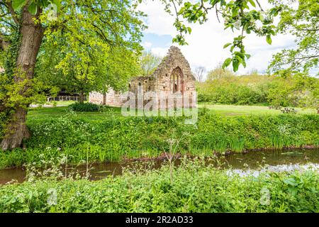 Die Ruinen der normannischen Kapelle aus dem 12. Jahrhundert neben dem Graben des Lower Brockhampton Manor House in der Nähe von Bromyard, Herefordshire, England Stockfoto