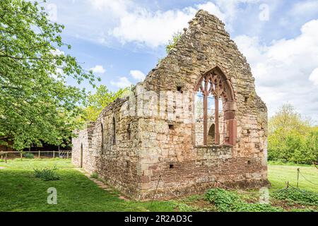 Die Ruinen der normannischen Kapelle aus dem 12. Jahrhundert neben dem Lower Brockhampton Manor House in der Nähe von Bromyard, Herefordshire, England Stockfoto