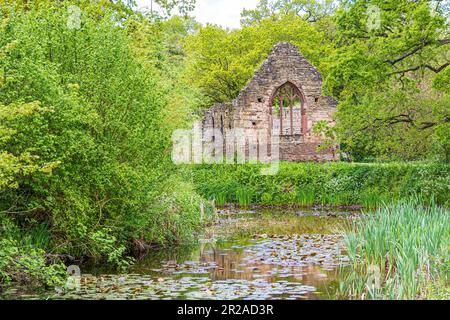 Die Ruinen der normannischen Kapelle aus dem 12. Jahrhundert neben dem Graben des Lower Brockhampton Manor House in der Nähe von Bromyard, Herefordshire, England Stockfoto
