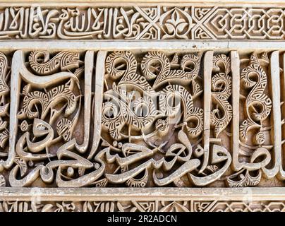 Spanien, Andalusien, Granada, Alhambra, Generallife, Sommerpalast, Details islamischer Kalligraphie, maurischer Einfluss Stockfoto