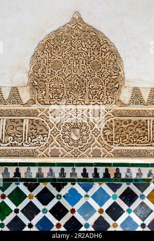 Spanien, Andalusien, Granada, Alhambra, Generallife, Innenarchitektur, kursive arabische Inschrift. Stockfoto