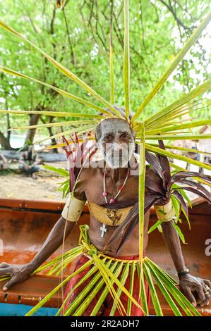 Auf den Salomonen gibt es traditionelle Warrior-Begrüßungen, die zur Begrüßung und Ehren wichtiger Gäste oder zu wichtigen Veranstaltungen durchgeführt werden. Diese Warrior-Begrüßung beinhaltet oft dramatische Darstellungen traditioneller Kriegerfähigkeiten und kultureller Praktiken. Dazu gehören der Kriegstanz, traditionelle Kleidung, Waffen wie Speere, Bogen und Pfeile, Schilde oder zeremonielle Äxte; Gesänge und Lieder; symbolische Gesten. Stockfoto