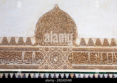 Spanien, Andalusien, Granada, Alhambra, Generallife, Innenarchitektur, kursive arabische Inschrift. Stockfoto