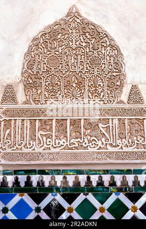 Spanien, Andalusien, Granada, Alhambra, Generallife, Innenarchitektur, kursive arabische Inschrift. Stockfoto