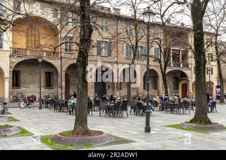 Die Piazza Antonio Fontanesi ist rechteckig, von Kalkbäumen gesäumt und auf zwei Seiten von Arkaden umgeben. Reggio Emilia, Emilia Romagna, Italien, Stockfoto