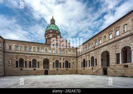 Werfen Sie einen Blick auf den monumentalen Komplex der Kloster von San Pietro, im Hintergrund die Kuppel der Kirche San Pietro in Reggio Emilia. Stockfoto