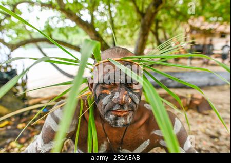 Auf den Salomonen gibt es traditionelle Warrior-Begrüßungen, die zur Begrüßung und Ehren wichtiger Gäste oder zu wichtigen Veranstaltungen durchgeführt werden. Diese Warrior-Begrüßung beinhaltet oft dramatische Darstellungen traditioneller Kriegerfähigkeiten und kultureller Praktiken. Dazu gehören der Kriegstanz, traditionelle Kleidung, Waffen wie Speere, Bogen und Pfeile, Schilde oder zeremonielle Äxte; Gesänge und Lieder; symbolische Gesten. Stockfoto