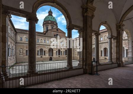 Werfen Sie einen Blick auf den monumentalen Komplex der Kloster von San Pietro, im Hintergrund die Kuppel der Kirche San Pietro in Reggio Emilia. Stockfoto