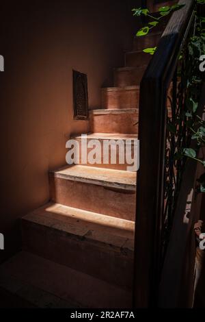Terrakotta-Treppe mit Elementen in Form von geometrischen Formen und kontrastierenden Schatten an einem sonnigen Tag Stockfoto