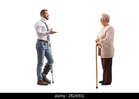Profilaufnahme eines Verletzten mit orthopädischem Stiefel und Halsband, der mit einer älteren Frau spricht, isoliert auf weißem Hintergrund Stockfoto