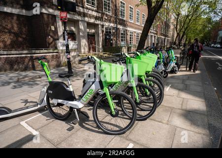 London UK. 18. Mai 2023 Lime E-Leihfahrräder. Verleihfirmen für Elektrofahrräder wie Lime by Uber, Human Forest und dott haben im Gegensatz zu Santander keine Parkbuchten. Der Westminster Council arbeitet an Plänen, um Fahrern, die ihre gemieteten Fahrräder nicht ordnungsgemäß parken können, eine Strafe zu zahlen, die Fußgänger und Rollstuhlfahrer behindern kann. Kredit: amer Ghazzal/Alamy Live News Stockfoto