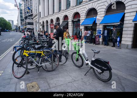 London UK. 18. Mai 2023 Verleihfirmen wie Lime by Uber, Human Forest und Dott haben keine Parkplätze im Gegensatz zu Santander. Der Westminster Council arbeitet an Plänen, um Fahrern, die ihre gemieteten Fahrräder nicht ordnungsgemäß parken können, eine Strafe zu zahlen, die Fußgänger und Rollstuhlfahrer behindern kann. Kredit: amer Ghazzal/Alamy Live News Stockfoto