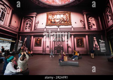 London UK. 18 . Mai 2023 . Besucher sehen eine visuelle Installation von Agustin Vidal Saavedra im Outernet in der Nähe der Tottenham Court Road in London auf riesigen Bildschirmen mit 360 Grad und 8k Auflösung. Kredit: amer Ghazzal/Alamy Live News Stockfoto