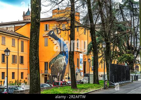 Das Bild eines gigantischen Pfauens, geschaffen aus Tausenden von kleinen Fotos von Menschen aus Reggio Emilia. Reggio Emilia, Emilia Romagna, Italien, Europa Stockfoto