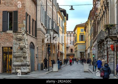Werfen Sie einen Blick auf die Via Emilia, die die Stadt zwischen mittelalterlichen Palästen und Geschäften durchquert. Reggio Emilia, Emilia Romagna, Italien, Europa Stockfoto
