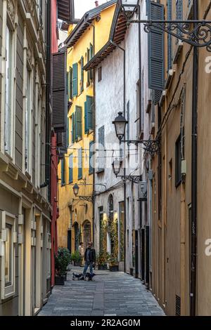 Werfen Sie einen Blick auf die Via Emilia, die die Stadt zwischen mittelalterlichen Palästen und Geschäften durchquert. Reggio Emilia, Emilia Romagna, Italien, Europa Stockfoto