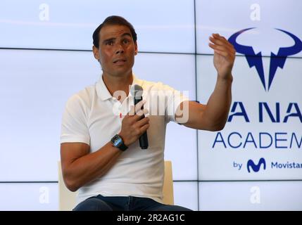 Manacor, Spanien. 18. Mai 2023. Rafael Nadal hält eine Pressekonferenz in seiner Tennisschule ab. Der 36-Jährige sagte am Donnerstag, dass eine Verletzung ihn daran hindern würde, in dem Tonplatzklassiker im Stade Roland Garros zum ersten Mal seit seinem Debüt im Jahr 2005 mitzumachen. Nadal plant, seine glorreiche Karriere im Jahr 2024 zu beenden. Kredit: Clara Margais/dpa/Alamy Live News Stockfoto