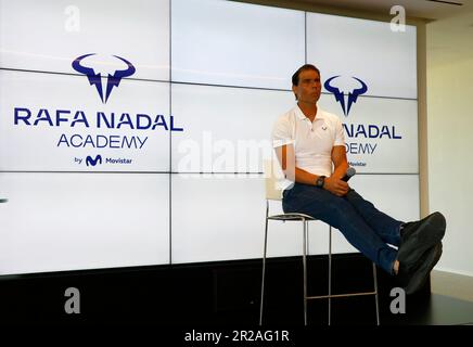 Manacor, Spanien. 18. Mai 2023. Rafael Nadal hält eine Pressekonferenz in seiner Tennisschule ab. Der 36-Jährige sagte am Donnerstag, dass eine Verletzung ihn daran hindern würde, in dem Tonplatzklassiker im Stade Roland Garros zum ersten Mal seit seinem Debüt im Jahr 2005 mitzumachen. Nadal plant, seine glorreiche Karriere im Jahr 2024 zu beenden. Kredit: Clara Margais/dpa/Alamy Live News Stockfoto