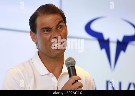 Manacor, Spanien. 18. Mai 2023. Rafael Nadal hält eine Pressekonferenz in seiner Tennisschule ab. Der 36-Jährige sagte am Donnerstag, dass eine Verletzung ihn daran hindern würde, in dem Tonplatzklassiker im Stade Roland Garros zum ersten Mal seit seinem Debüt im Jahr 2005 mitzumachen. Nadal plant, seine glorreiche Karriere im Jahr 2024 zu beenden. Kredit: Clara Margais/dpa/Alamy Live News Stockfoto