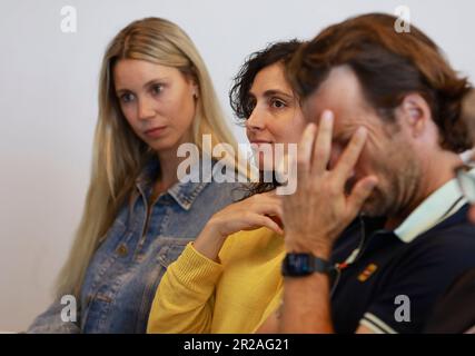 Manacor, Spanien. 18. Mai 2023. Maria Isabel Nadal (l-r), Schwester von Rafa Nadal, Francisca Perello, Ehefrau von Rafa Nadal, und Carlos Moya, Tennistrainer von Rafa Nadal, besuchen eine Pressekonferenz in der Tennisspielerakademie. Der 36-Jährige sagte am Donnerstag, dass er aufgrund einer Verletzung nicht in der Lage sein werde, im Sandplatz-Klassiker im Stade Roland Garros zum ersten Mal seit seinem Debüt im Jahr 2005 mitzumachen. Nadal plant, seine glorreiche Karriere im Jahr 2024 zu beenden. Kredit: Clara Margais/dpa/Alamy Live News Stockfoto