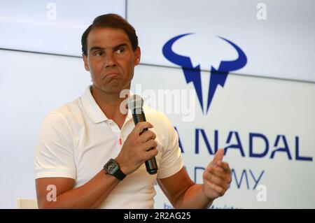 Manacor, Spanien. 18. Mai 2023. Rafael Nadal hält eine Pressekonferenz in seiner Tennisschule ab. Der 36-Jährige sagte am Donnerstag, dass eine Verletzung ihn daran hindern würde, in dem Tonplatzklassiker im Stade Roland Garros zum ersten Mal seit seinem Debüt im Jahr 2005 mitzumachen. Nadal plant, seine glorreiche Karriere im Jahr 2024 zu beenden. Kredit: Clara Margais/dpa/Alamy Live News Stockfoto