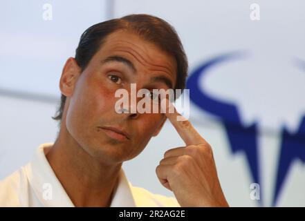 Manacor, Spanien. 18. Mai 2023. Rafael Nadal hält eine Pressekonferenz in seiner Tennisschule ab. Der 36-Jährige sagte am Donnerstag, dass eine Verletzung ihn daran hindern würde, in dem Tonplatzklassiker im Stade Roland Garros zum ersten Mal seit seinem Debüt im Jahr 2005 mitzumachen. Nadal plant, seine glorreiche Karriere im Jahr 2024 zu beenden. Kredit: Clara Margais/dpa/Alamy Live News Stockfoto