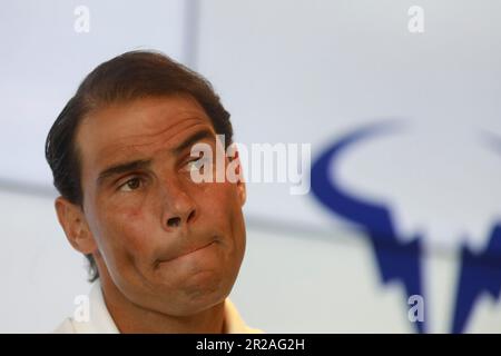 Manacor, Spanien. 18. Mai 2023. Rafael Nadal hält eine Pressekonferenz in seiner Tennisschule ab. Der 36-Jährige sagte am Donnerstag, dass eine Verletzung ihn daran hindern würde, in dem Tonplatzklassiker im Stade Roland Garros zum ersten Mal seit seinem Debüt im Jahr 2005 mitzumachen. Nadal plant, seine glorreiche Karriere im Jahr 2024 zu beenden. Kredit: Clara Margais/dpa/Alamy Live News Stockfoto