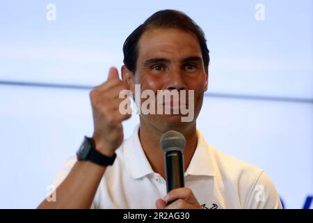 Manacor, Spanien. 18. Mai 2023. Rafael Nadal gibt eine Pressekonferenz in seiner Tennisschule. Der 36-Jährige sagte am Donnerstag, dass er aufgrund einer Verletzung zum ersten Mal seit seinem Debüt im Jahr 2005 nicht in der Lage sein werde, am Tonplatzklassiker im Stade Roland Garros teilzunehmen. Kredit: Clara Margais/dpa/Alamy Live News Stockfoto